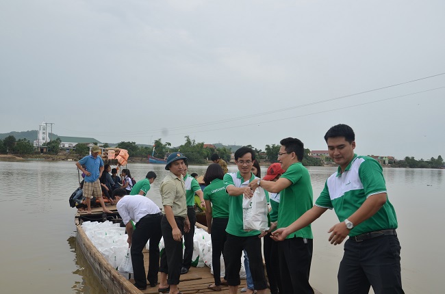 Cán bộ, nhân viên Vietcombank tham gia vận chuyển hàng cứu trợ tại Quảng Bình