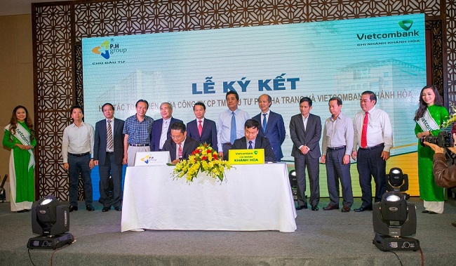 Ông Lương Phan Sảng - Giám đốc Vietcombank Khánh Hòa (bên phải) và ông Trần Anh Tài - Chủ tịch HĐQT Công ty cổ phần Thương mại đầu tư P.H Nha Trang ký thỏa thuận hợp tác toàn diện