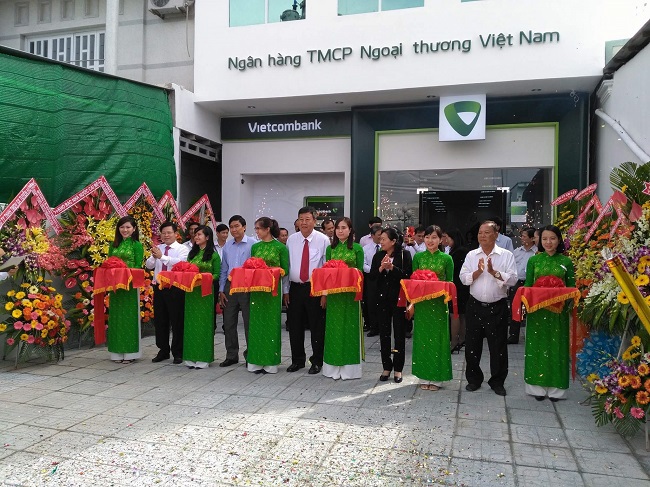 Lãnh đạo địa phương và Lãnh đạo Vietcombank Tiền Giang cắt băng khai trương PGD Cái Bè