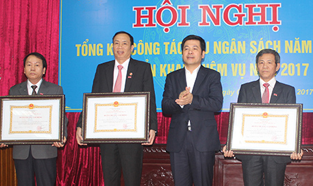 Ông Nguyễn Hồng Diên, Phó Bí thư Tỉnh ủy, Chủ tịch UBND tỉnh trao Huân chương Lao động hạng Ba cho các cá nhân có thành tích xuất sắc trong công tác thu ngân sách.