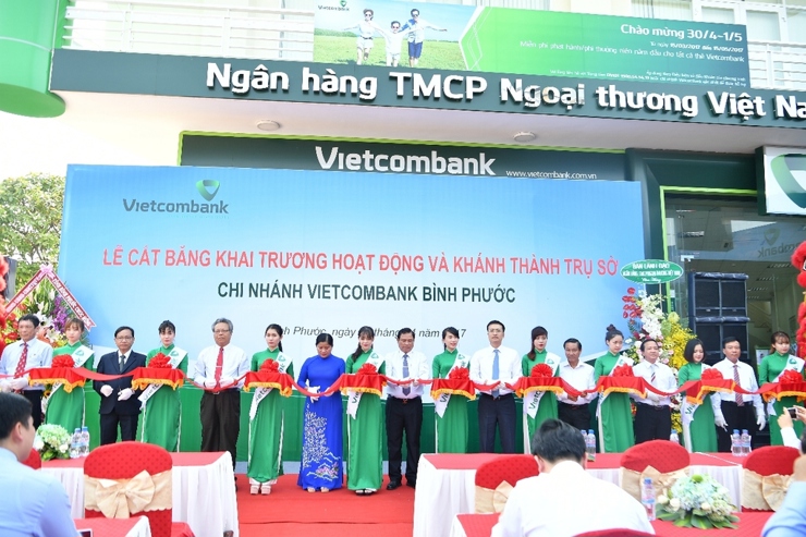  Các đại biểu thực hiện nghi thức cắt băng khai trương Vietcombank Bình Phước