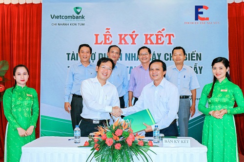 Ông Lê Tấn Lân – Giám đốc Vietcombank Kon Tum (bên trái) cùng ông Trịnh Văn Xuân – Tổng Giám đốc Fococev Tây Nguyên ký kết Hợp đồng