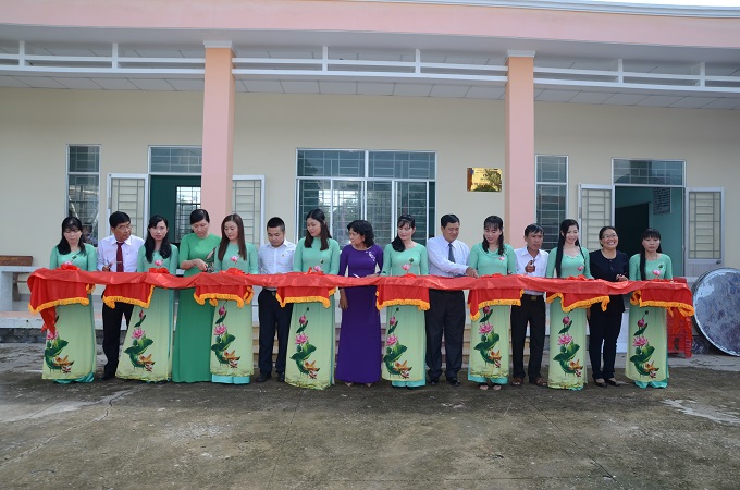 Đại diện PVCFC cùng với lãnh đạo UBND huyện Mộc Hóa thực hiện nghi thức cắt băng khánh thành  Điểm trường Nồi Gọ thuộc Trường THCS Nguyễn Văn Dinh