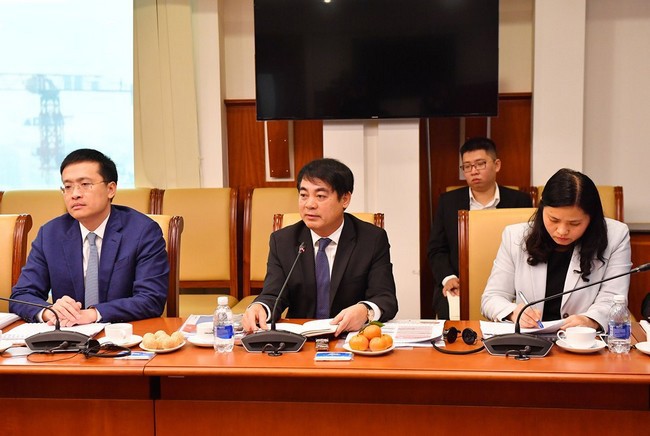 Chủ tịch HĐQT Nghiêm Xuân Thành (giữa) cùng Tổng giám đốc Phạm Quang Dũng (trái) tham dự và chỉ đạo tại cuộc họp tổng kết Dự án