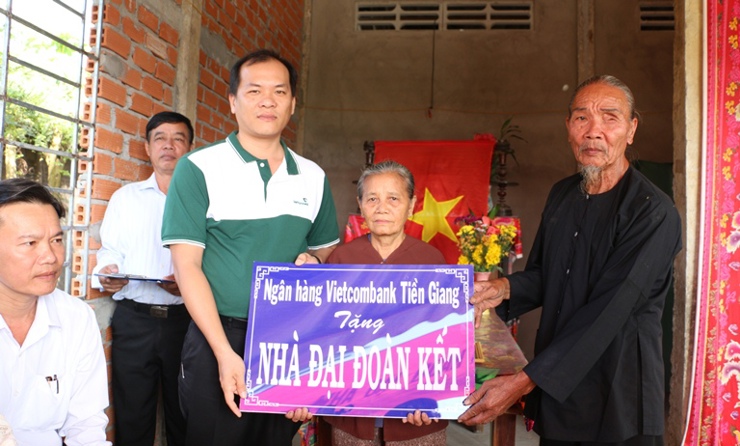 Ông Trần Đăng Khoa– Trưởng phòng HCNS, Phó Chủ tịch Công đoàn cơ sở Vietcombank Tiền Giang (bên trái) trao nhà cho gia đình ông Châu Văn Xem tại xã Bình Phục Nhứt
