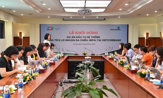 Bà Phùng Nguyễn Hải Yến - Phó Tổng giám đốc Vietcombank, Trưởng ban triển khai Dự án MPA phát biểu khai mạc tại buổi Lễ