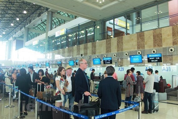 Hành khách làm thủ tục tại sân bay Nội Bài. 