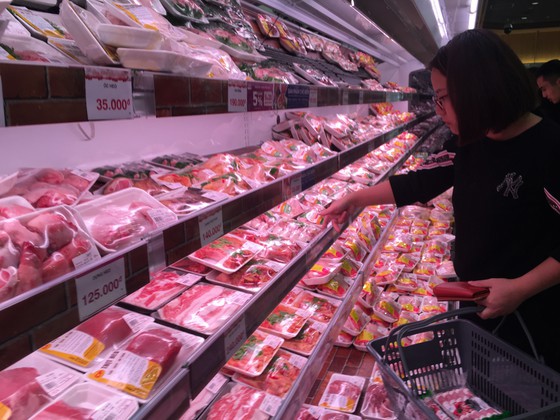 Theo Bộ Công thương, giá thịt heo đã giảm 10.000-20.000 đồng, nhiều siêu thị cũng cam kết bán thịt heo bằng giá gốc.