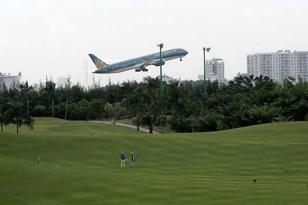 Sân golf trong sân bay Tân Sơn Nhất gây không ít tranh cãi.