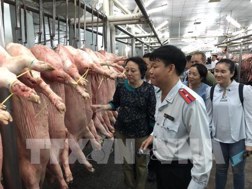  Lực lượng chức năng kiểm tra việc kinh doanh thịt lợn tại Chợ đầu mối nông sản thực phẩm Hóc Môn.