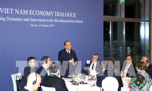 Thủ tướng Nguyễn Xuân Phúc và Giám đốc điều hành WEF Olivier Schwab chủ trì buổi đối thoại với lãnh đạo các tập đoàn toàn cầu về kinh tế Việt Nam với chủ đề “Thúc đẩy sự năng động và sáng tạo trong cách mạng công nghiệp 4.0”.