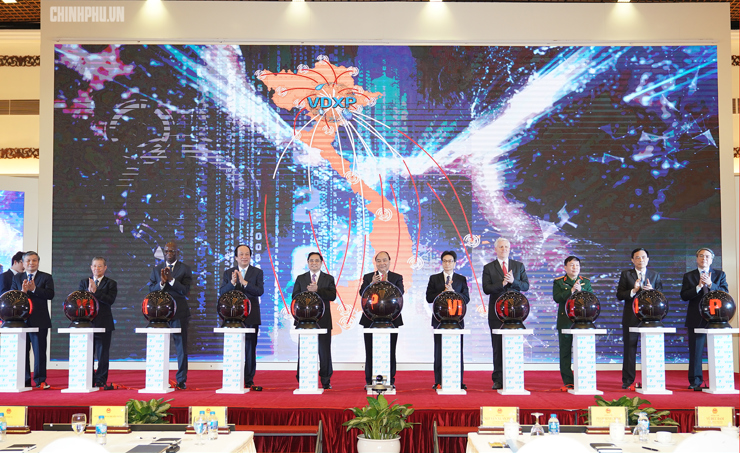 Thủ tướng Chính phủ Nguyễn Xuân Phúc cùng các vị lãnh đạo thực hiện nghi thức khai trương Trục liên thông văn bản quốc gia. Nguồn: Internet