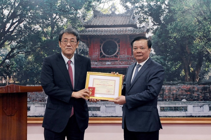 Bộ trưởng Đinh Tiến Dũng trao tặng Kỷ niệm chương cho Ngài Đại sứ Nhật Bản.