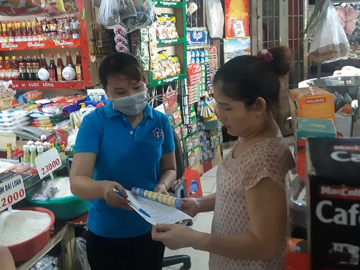 Nhân viên tư vấn các quyền lợi khi tham gia bảo hiểm xã hội tự nguyện ở chợ Đa Kao, Quận 1. 