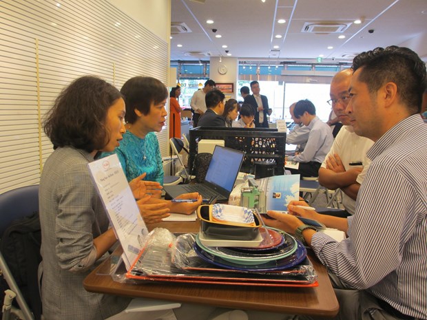 Các doanh nghiệp Việt Nam và Nhật Bản giao thương bên lề hội thảo. (Ảnh: Đào Tùng/TTXVN)