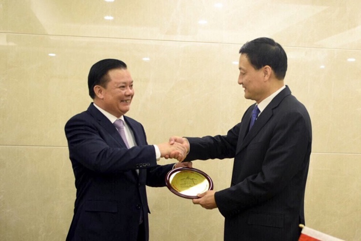 Bộ trưởng Đinh Tiến Dũng và ông Tiêu Á Khánh, Chủ tịch Uỷ ban Giám sát và quản lý tài sản nhà nước Trung Quốc (SASAC).
