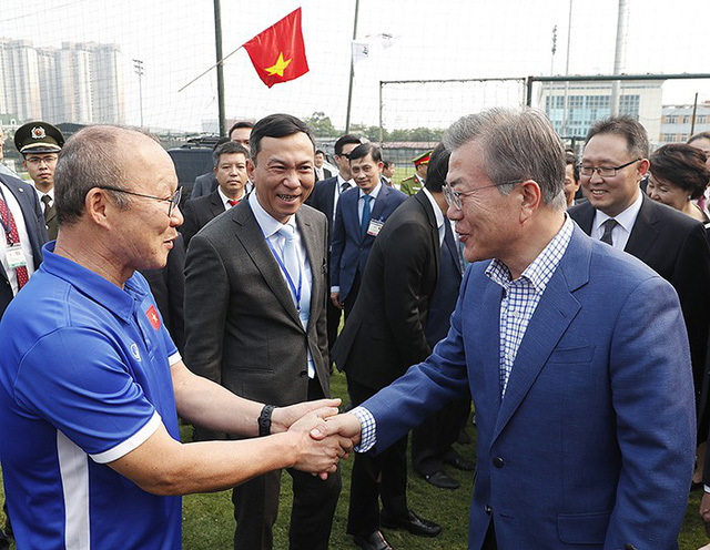 Tổng thống Hàn Quốc Moon Jae-in (phải) bắt tay huấn luyện viên Park Hang Seo trong chuyến thăm Việt Nam hồi tháng 3. (Ảnh: Korea.net)