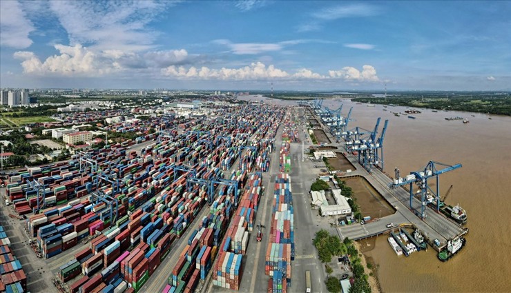 Cảng Cát Lái là một trong những cảng nhộn nhịp hàng hóa nhất cả nước. 