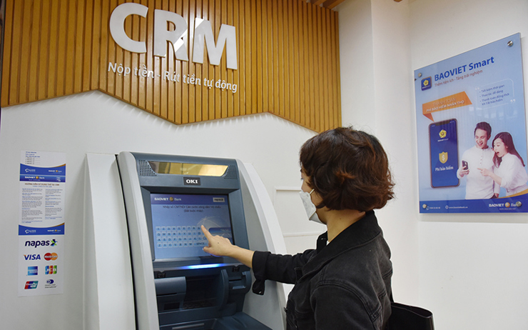 Khách hàng sử dụng dịch vụ ATM.