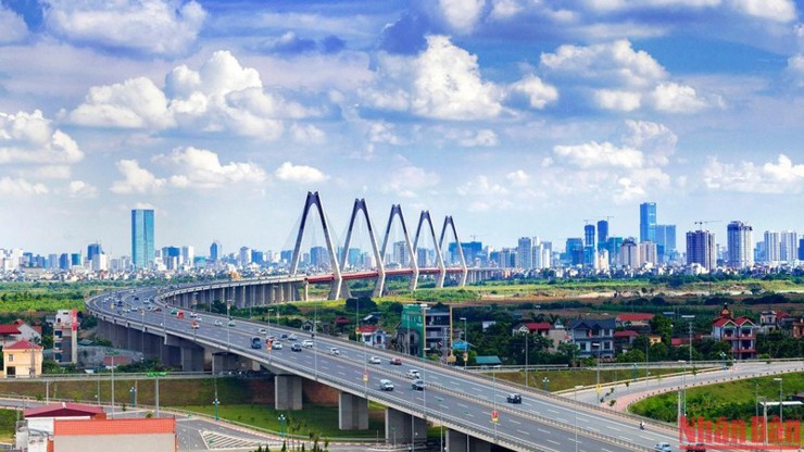 Cầu Nhật Tân kết nối trung tâm Hà Nội với sân bay quốc tế Nội Bài và các tỉnh Tây Bắc. Ảnh: Duy Linh