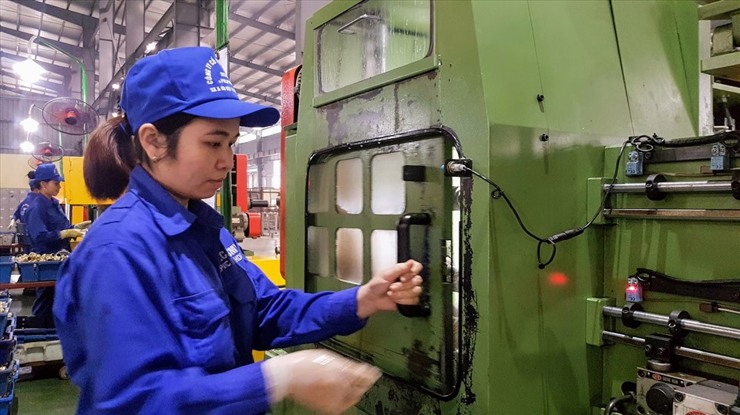 Các ngành công nghiệp, dịch vụ tiếp tục là động lực dẫn dắt tăng trưởng GDP năm 2022. Ảnh: Vũ Long