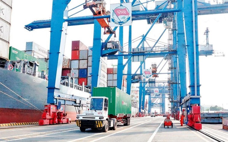 Vận chuyển hàng hóa xuất khẩu tại cảng Cát Lái (thành phố Thủ Đức).