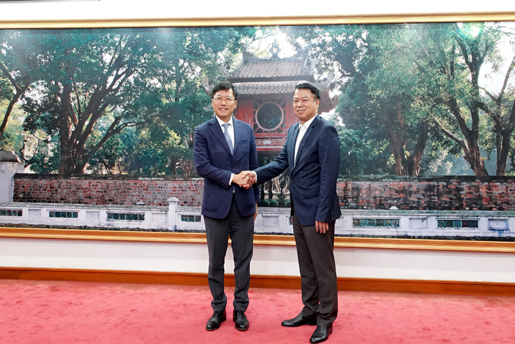 Thứ trưởng Bộ Tài chính Nguyễn Đức Chi tiếp đón Chủ tịch kiêm Tổng Giám đốc Điều hành Tập đoàn AIA - ông Lee Yuan Siong.