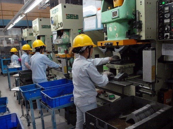 Công nhân tại một doanh nghiệp sản xuất mặt hàng xuất khẩu tại Hà Nội.