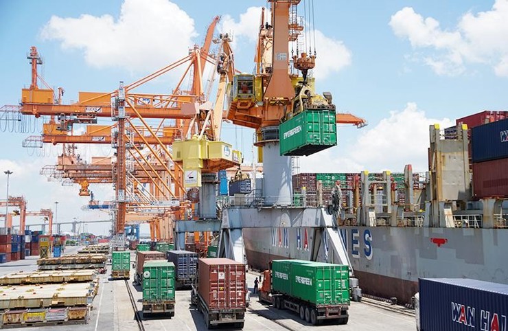 Bốc xếp hàng hóa xuất nhập khẩu tại cảng Tân Vũ, thành phố Hải Phòng. Ảnh: Đăng Duy