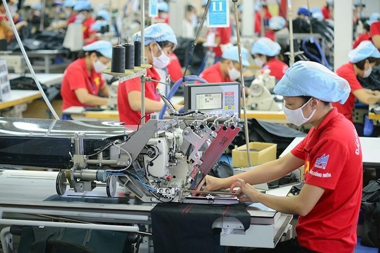 Sản xuất hàng dệt may tại Tổng công ty May 10. Ảnh: Quỳnh Chi
