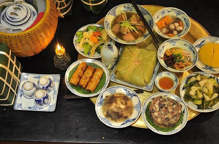 Một mâm cỗ đặc trưng của người Hà Nội xưa để cúng tổ tiên trong đêm 30 Tết và dịp đầu năm mới ít nhất cũng phải có 4 bát, 8 đĩa với các món ăn đặc trưng