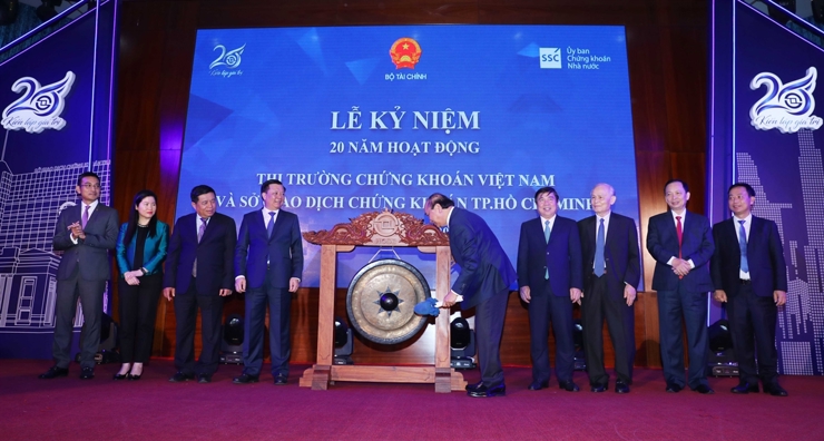 Thủ tướng Chính phủ Nguyễn Xuân Phúc đánh cồng kỷ niệm 20 năm hoạt động thị trường chứng khoán Việt Nam (ngày 20/7/2020)