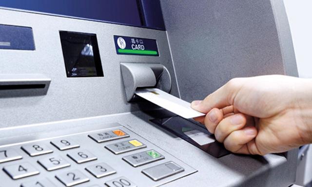 Người dùng thẻ ATM cần cảnh giác khi rút tiền tại các máy ATM. Nguồn: Internet