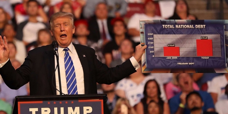Tổng thống Donald Trump giơ biểu đồ cho thấy nợ quốc gia của Mỹ trong cuộc biểu tình chiến dịch năm 2016. Nguồn: Business Insider