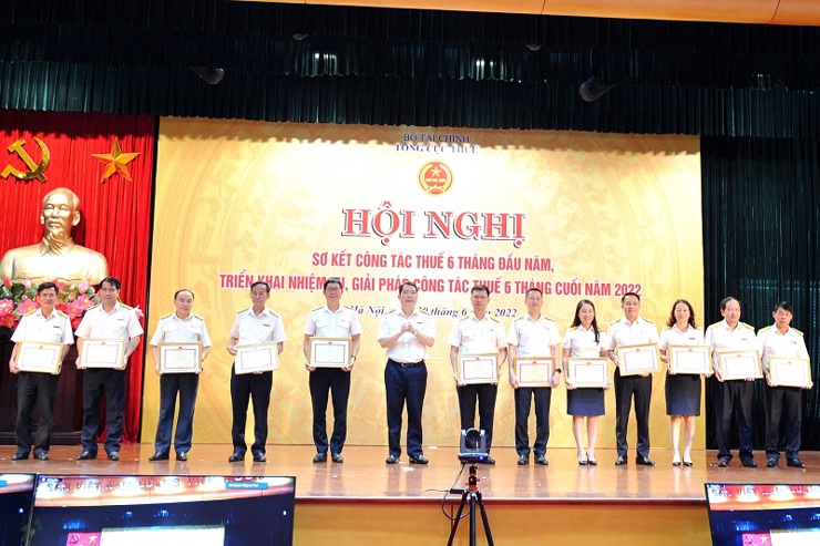 Tổng cục trưởng Tổng cục Thuế tặng Giấy khen tôn vinh các đơn vị đạt thành tích xuất sắc trong công tác triển khai hóa đơn điện tử.