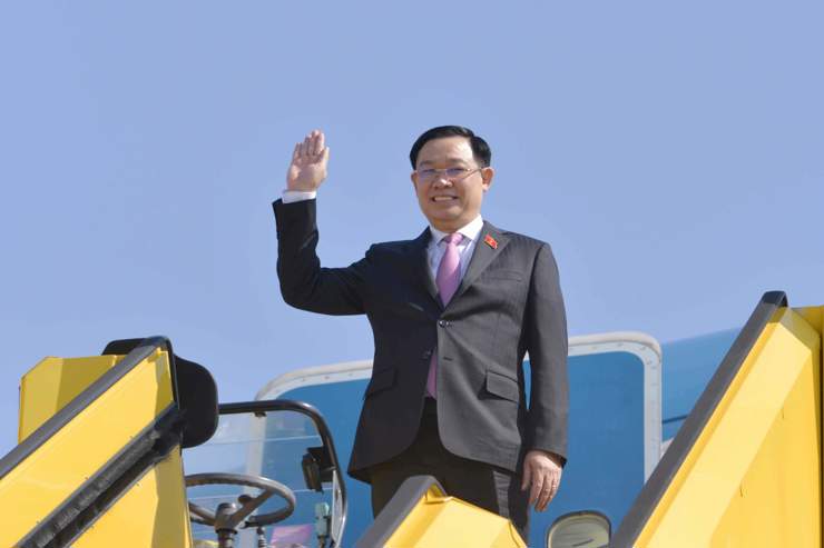 Chủ tịch Quốc hội Vương Đình Huệ và Đoàn đại biểu cấp cao Quốc hội Việt Nam đã đến Sân bay Schwechat, Vienna, Cộng hòa Áo.