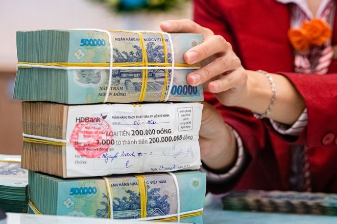Các ngân hàng đẩy mạnh huy động vốn từ kênh tiết kiệm lẫn phát hành trái phiếu. Nguồn: Int