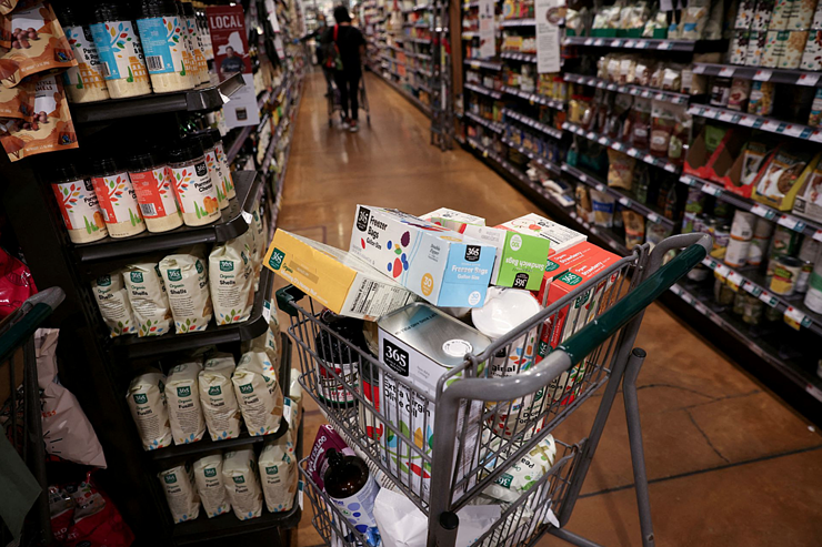Một xe đẩy hàng trong siêu thị khi lạm phát ảnh hưởng đến giá tiêu dùng ở Manhattan, New York, Hoa Kỳ, ngày 10/6/2022. 