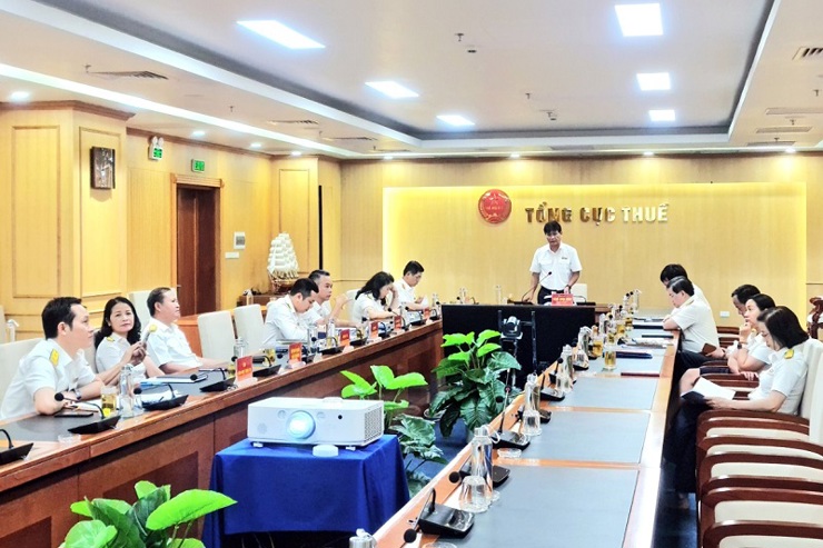Phó Tổng cục trưởng Đặng Ngọc Minh báo cáo tại Hội nghị giao ban từ đầu cầu trực tuyến tại Tổng cục Thuế.
