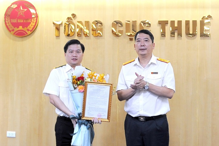 Tổng cục trưởng Tổng cục Thuế Cao Anh Tuấn trao quyết định bổ nhiệm Vụ trưởng Vụ Tổ chức cán bộ cho ông Dương Văn Hùng.