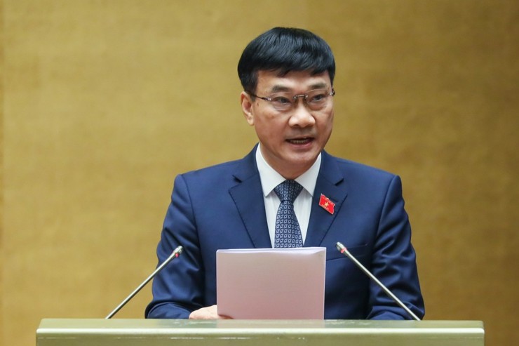 Chủ nhiệm Ủy ban Kinh tế của Quốc hội Vũ Hồng Thanh trình bày báo cáo thẩm tra kết quả thực hiện kế hoạch phát triển kinh tế - xã hội năm 2022.