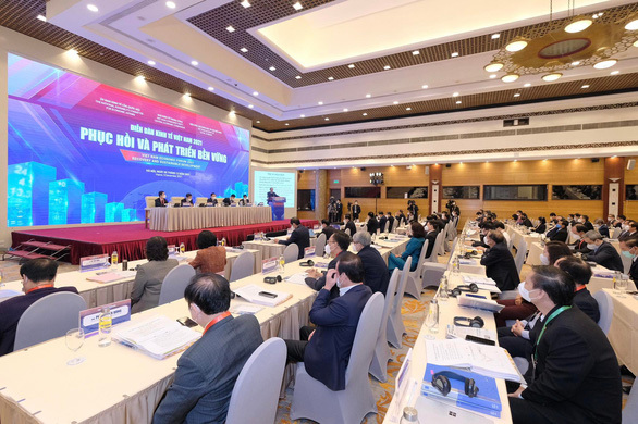 "Diễn đàn Kinh tế Việt Nam 2021: Phục hồi và phát triển bền vững”  được tổ chức bằng hình thức trực tiếp và trực tuyến tại 2 điểm cầu Trung ương kết nối với 57 điểm cầu trên cả nước cùng 03 điểm cầu quốc tế.