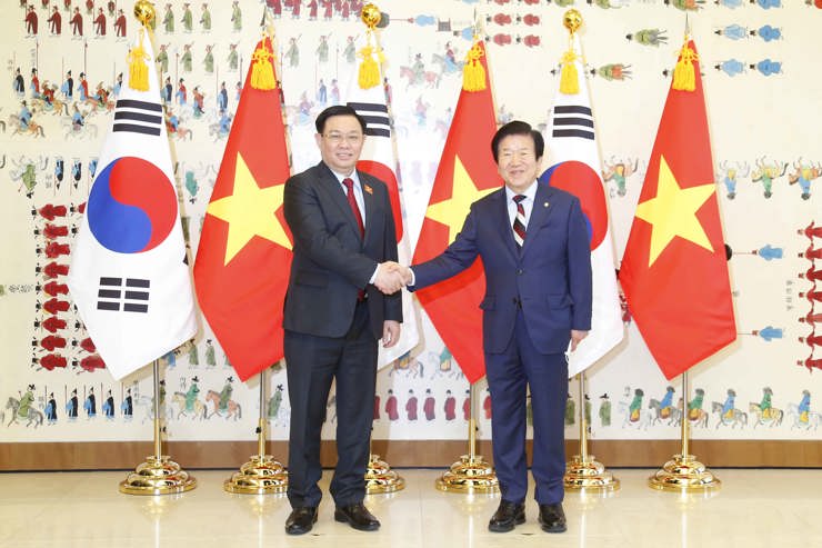 Chủ tịch Quốc hội Hàn Quốc Park Byeong Seug chào đón Chủ tịch Quốc hội Vương Đình Huệ và Đoàn đại biểu cấp cao Quốc hội Việt Nam thăm chính thức Hàn Quốc.