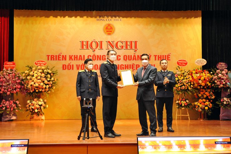 Thứ trưởng thường trực Bộ Tài chính Trần Xuân Hà trao Quyết định thành lập Cục Thuế doanh nghiệp lớn.