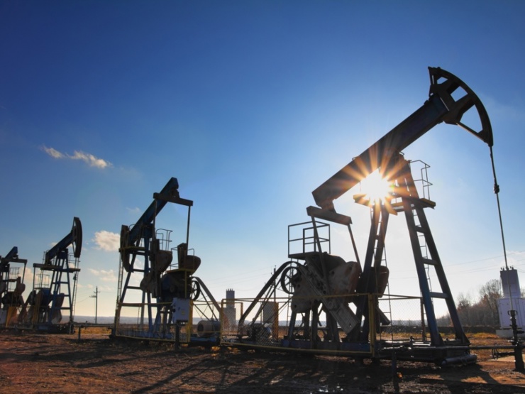 Giá dầu thế giới chạm mức cao nhất trong 27 tháng, sau khi nước xuất khẩu dầu hàng đầu thế giới Saudi Arabia cam kết sẽ chấm dứt tình trạng dư thừa nguồn cung toàn cầu. (Nguồn: Shutter Stock)