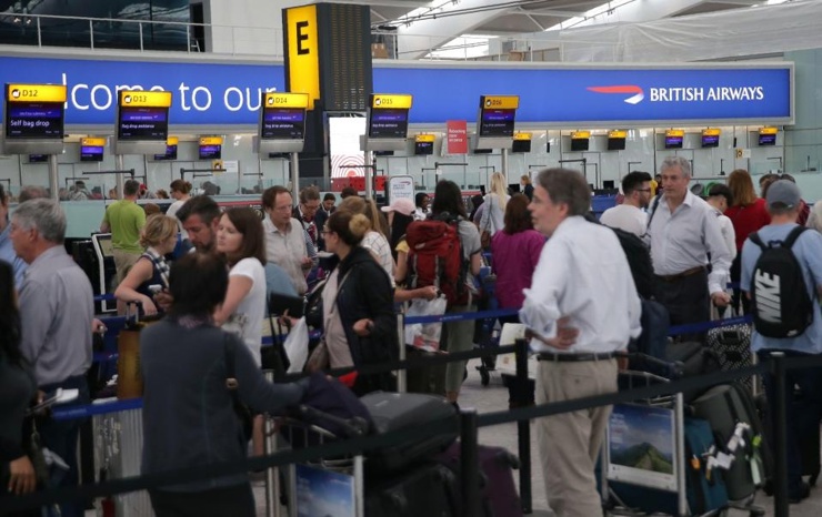 Hành khách chờ làm thủ tục tại sân bay Heathrow ở London. (Nguồn: Getty Images)
