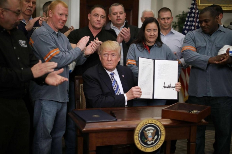 Tổng thống Mỹ Donald Trump đã ký sắc lệnh công bố áp mức thuế suất mới, 25% đối với mặt hàng thép và 10% đối với mặt hàng nhôm nhập khẩu. Nguồn: Getty Images