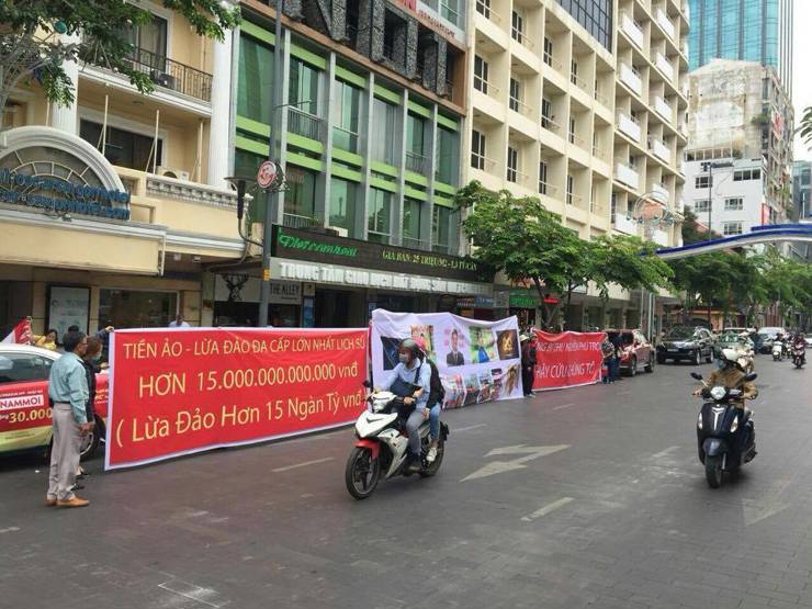 Các nạn nhân giăng biểu ngữ trước công ty Modern Tech ở TP.Hồ Chí Minh. Nguồn: VietnamFinance