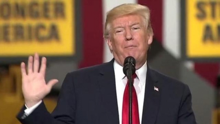 Tổng thống Mỹ Donald Trump quyết định tăng lần lượt 10% và 25% các mức thuế đối với các mặt hàng nhôm và thép nhập khẩu hồi tháng Ba vừa qua. Nguồn: AP