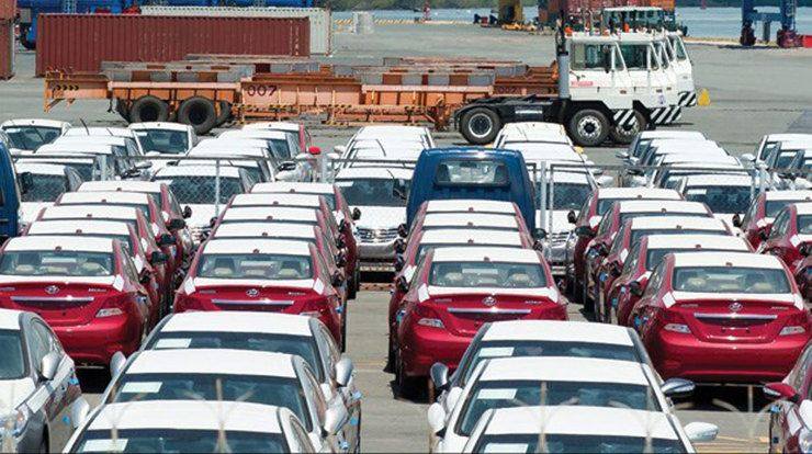 Có 727 chiếc xe ô tô từ 9 chỗ ngồi trở xuống được làm thủ tục nhập khẩu vào Việt Nam với trị giá đạt gần 18 triệu USD. Nguồn: Internet